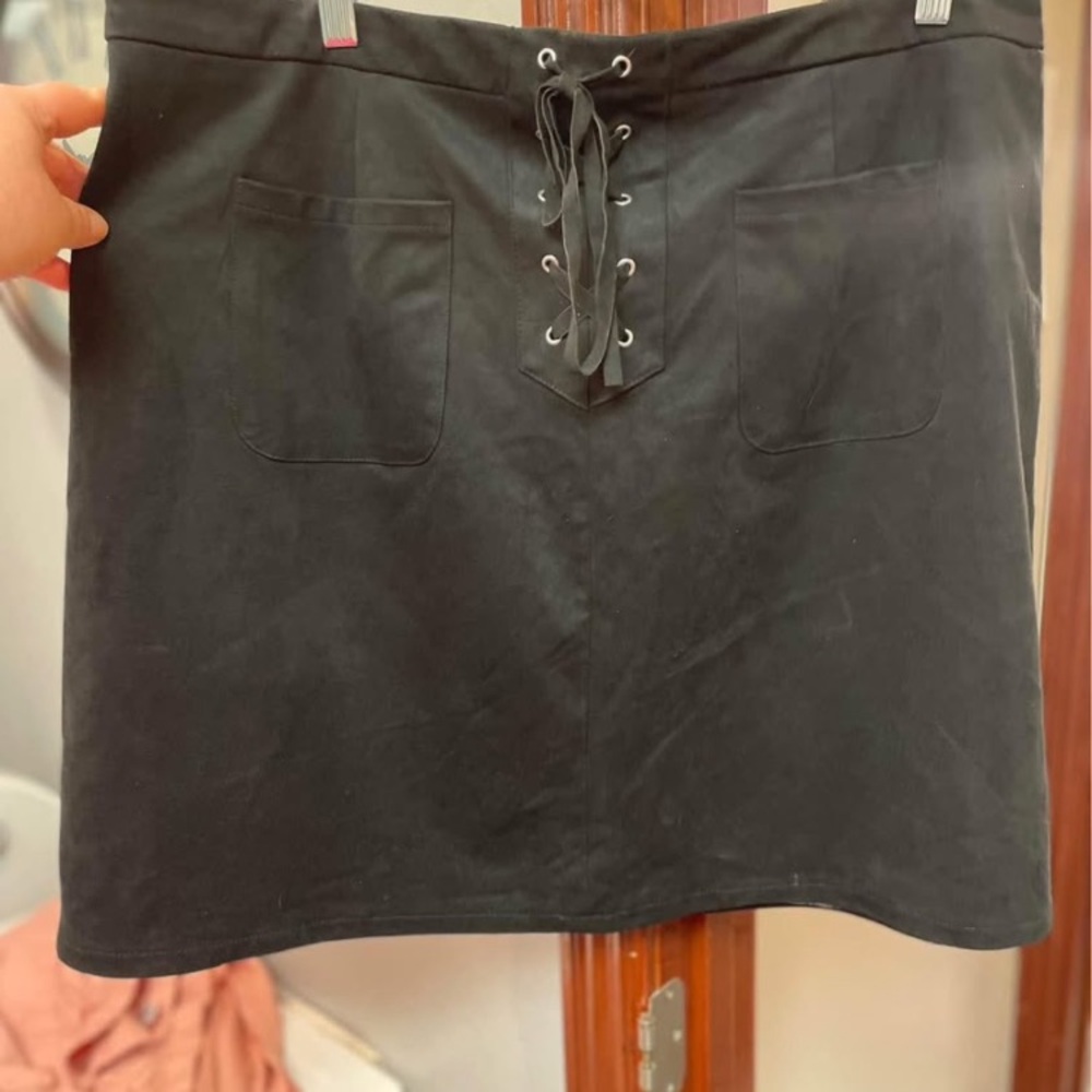 BNWT CATO 18 BLACK SUEDE LACE UP FRONT KNEE LENGTH MINI SKIRT ZIPPER BACK